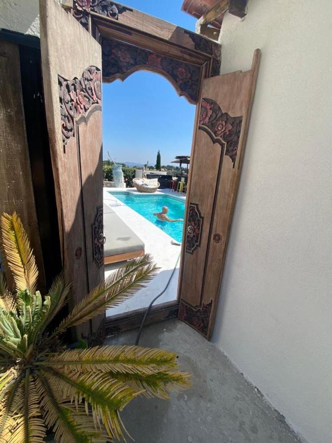 Bastide De La Joie De Vivre Hotel อิแยร์ ภายนอก รูปภาพ
